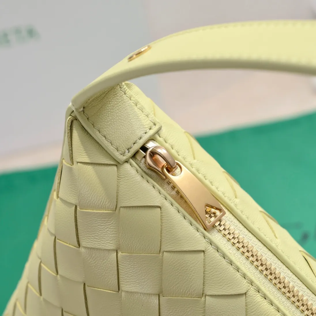 Batch 1280 It is predicted that BV Bottega's lunch bag will be popular again this year🔥. It is very soft and lightweight. It also uses the intrecciato weaving process that the two founders spent several months developing from the beginning of the brand. It is completely hand-woven by Italian craftsmen and perfectly reflects the craftsmanship of Bottega. The entire bag shape is also a very practical and popular lunch box bag shape. The slightly curved arc of the bag mouth can also better fit our wrists. Style number: 7748-1 Size: 17*13.5*5cm